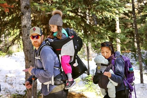 아기를 지고 등산하는 젊은 부부 [사진/조보희 기자]
