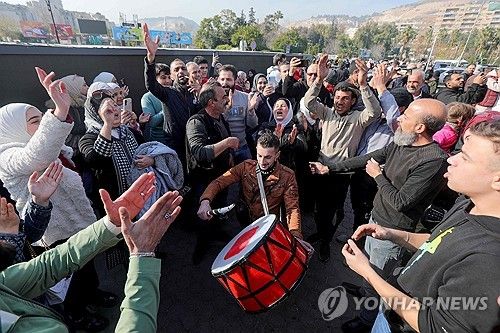 알아사드 정권 붕괴 기뻐하는 시리아인들