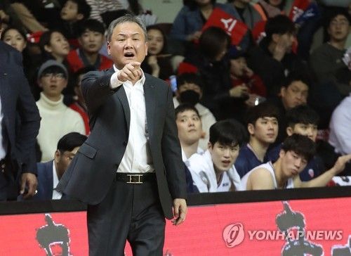 작전 지시하는 유재학 감독