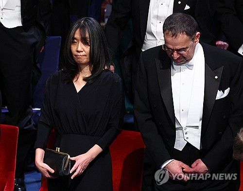 한강 작가, 노벨상 시상식 참석