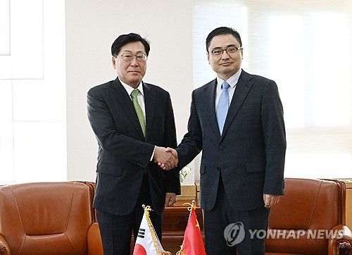 기념 촬영하는 최지영 국제경제관리관