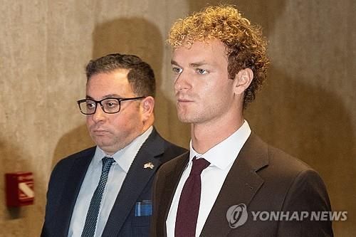 법정 들어서는 대니얼 페니