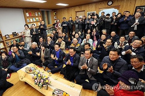 한강 작가 노벨상 수상 축하하는 장흥 주민들