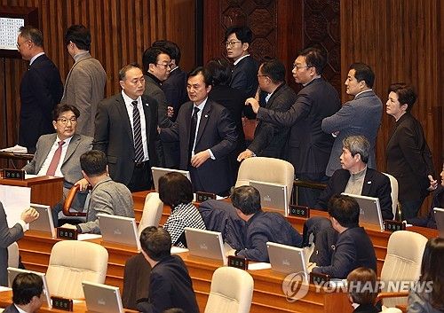 실랑이 벌이는 여야 의원들