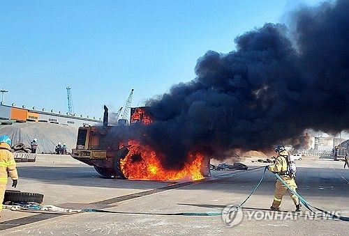 항구에서 작업하던 휠로더 화재