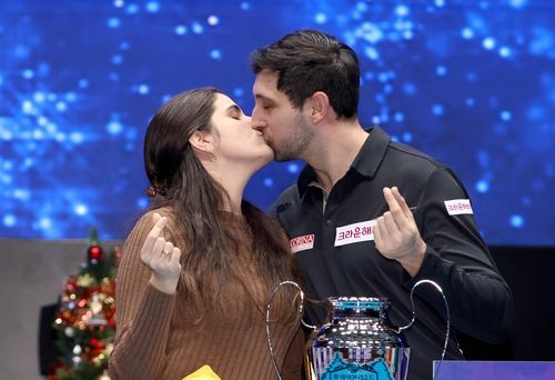 우승 후 아내와 입맞춤하는 마르티네스