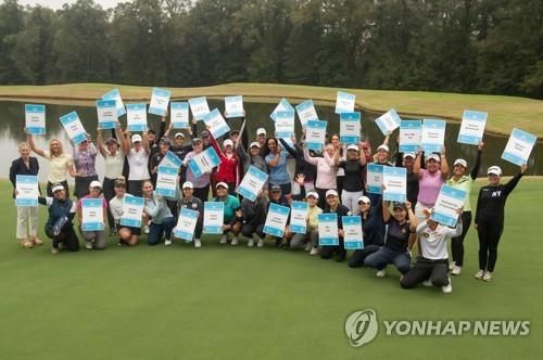 지난 2022년 LPGA투어 Q시리즈 합격자들이 투어카드를 들고 기뻐하고 있다.