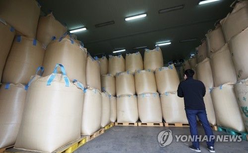 저장고에 보관 중인 쌀