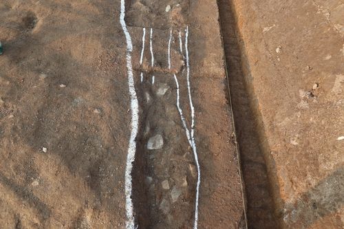 도로로 추정되는 지역의 기와와 토기 조각 