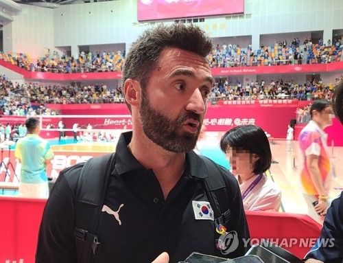 한국 여자배구 대표팀 감독 시절의 곤살레스 감독