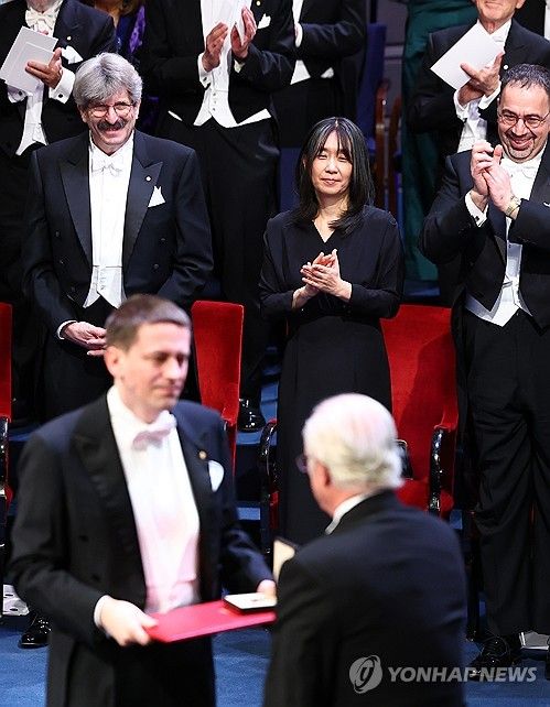노벨화학상 수상자에 박수 보내는 한강