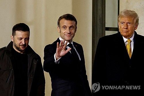 지난 7일(현지시간) 파리 3자 회동 마치고 손 흔드는 마크롱 프랑스 대통령(가운데)