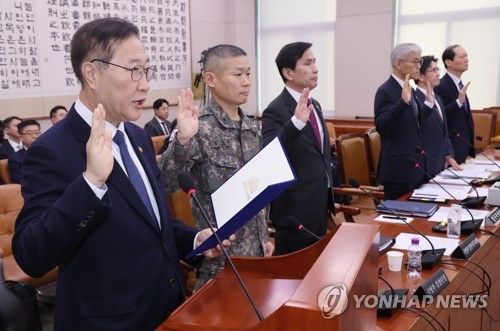 증인선서 하는 박성재 법무부 장관과 참석자들