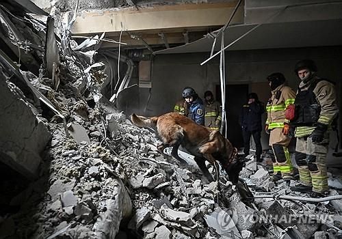 러 미사일 공격으로 파괴된 우크라 건물 잔해