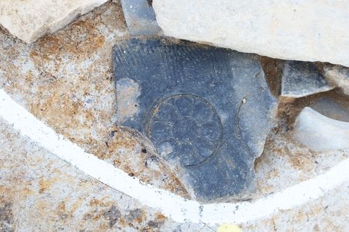 연화문 기와 조각 