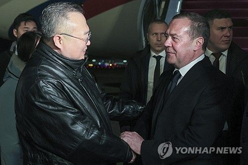 류젠차오 중국공산당 대외연락부장과 악수하는 드미트리 메드베데프 러시아 국가안보회의 부의장