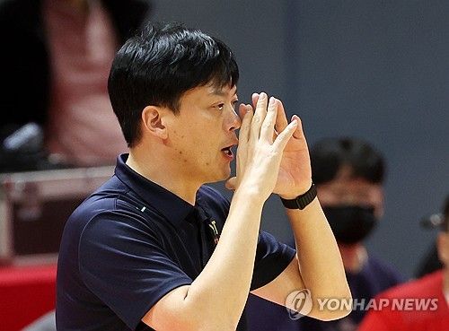 작전 지시하는 이영택 감독