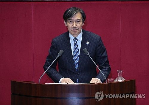 질문하는 조국 대표