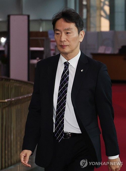 정부서울청사 들어서는 이복현 금감원장