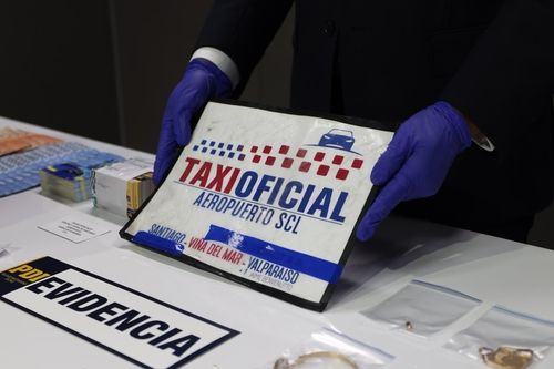 칠레 공항서 사기 결제 행각을 벌인 택시 기사들이 범죄에 이용한 '공식 택시' 안내판