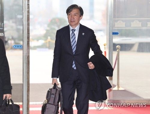 출근하는 조국 대표