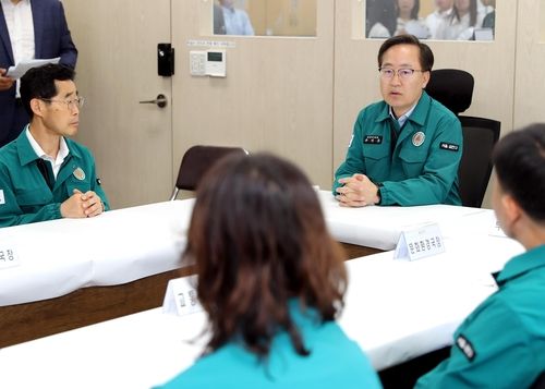 회의를 주재하는 유성훈 구청장