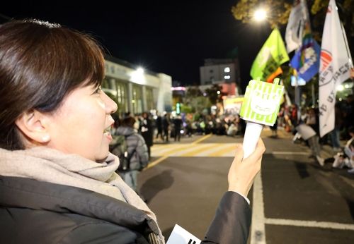 "딸 응원봉 빌렸어요"