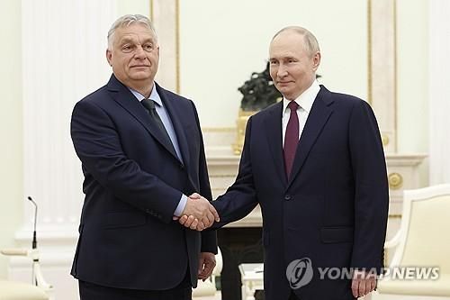 빅토르 오르반(왼쪽) 헝가리 총리와 블라디미르 푸틴(오른쪽) 러시아 대통령