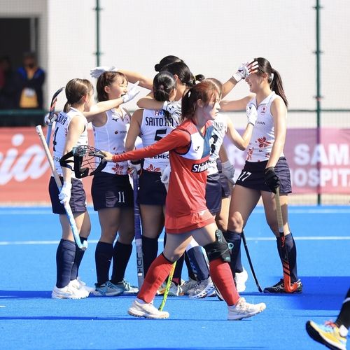 한국과 경기에서 득점 후 기뻐하는 일본 선수들.