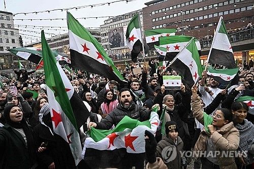 내전 종식 자축하는 시리아인들