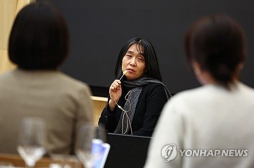 취재진 질문에 답하는 한강 작가