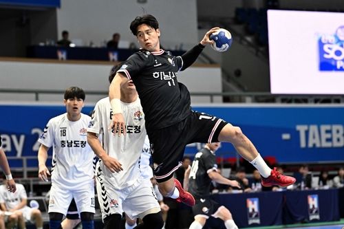 11일 충남도청 전에서 슛을 던지는 하남시청 박시우.