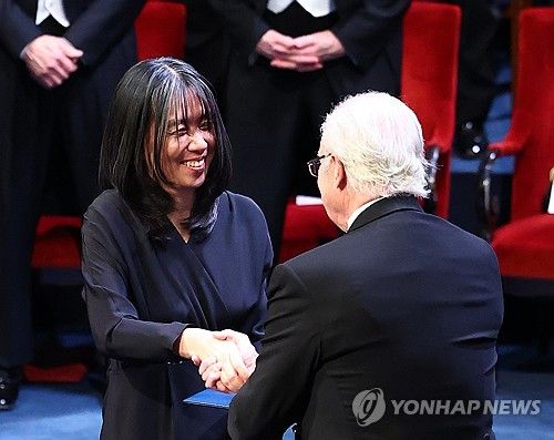 밝은 표정으로 노벨문학상 수상하는 한강 작가