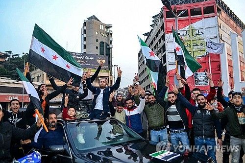 "독재자 떠났다" 아사드 정권 몰락에 시리아 거리 환희 넘실