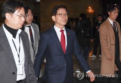 본회의장 향하는 김문수 고용노동부 장관