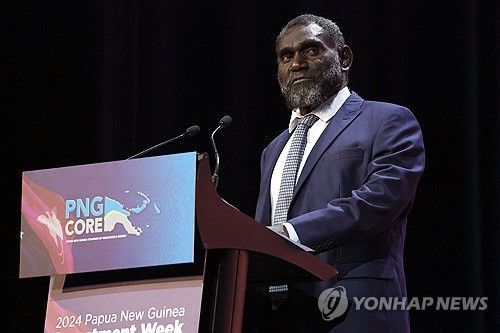 (시드니 AFP=연합뉴스) 11일(현지시간) 이스마엘 토로아마 부건빌 대통령이 호주 시드니에서 열린 파푸아뉴기니 투자 콘퍼런스에서 연설하고 있다. 2024.12.11. photo@yna.co.kr
