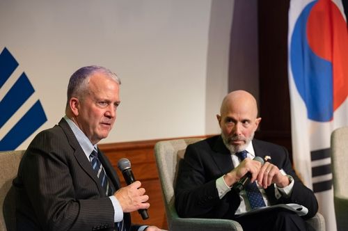 댄 설리번 상원의원(왼쪽)과 에반 그린버그 미한재계회의 위원장