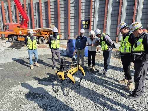 항만공사 현장에 투입된 4족 보행 로봇