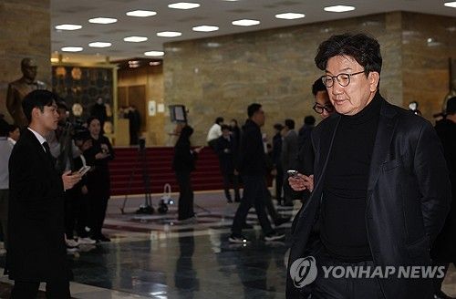 본회의 향하는 권성동 의원