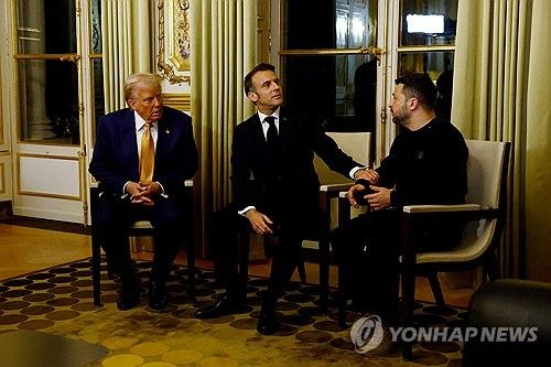 지난 7일(현지시간) 파리 3자 회동 모습. 왼쪽부터 트럼프 미국 대통령 당선인, 마크롱 프랑스 대통령, 젤렌스키 우크라이나 대통령