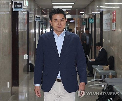 중진 간담회 참석하는 김태호 의원