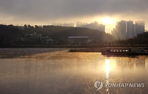 한파에 물안개 피어오르는 춘천 의암호