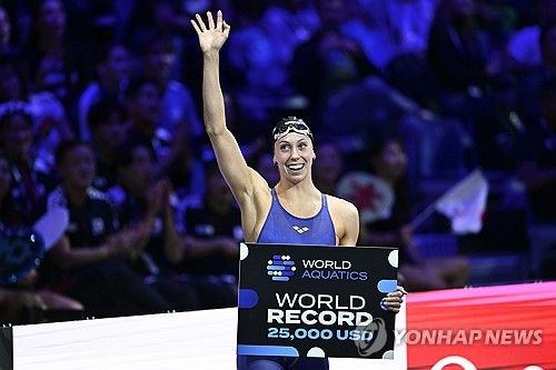 여자 접영 50ｍ에서만 하루에 두번이나 쇼트코스 세계기록을 경신한 그레천 월시.