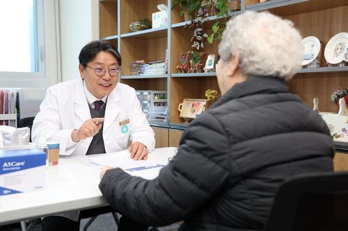 케어안심주택 어르신과 건강상담하는 홍태용 김해시장 