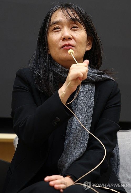 취재진 질문에 답하는 한강 작가