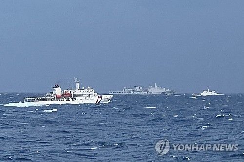 대만 동부 해상에 등장한 중국 해안경비대 함선(가운데)