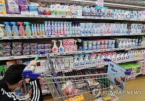 마트에 진열된 탈취제들. [연합뉴스 자료사진]