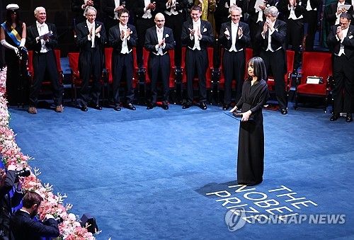 영광스러운 자리에 선 한강 작가