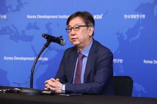 인터뷰하는 조동철 KDI 원장