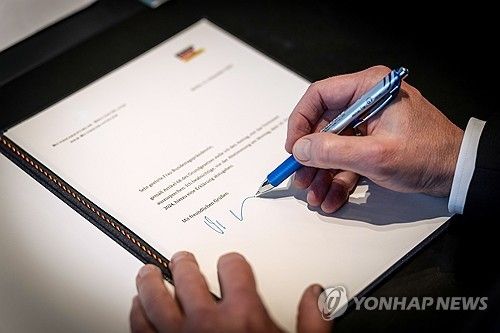 신임 동의안에 서명하는 올라프 숄츠 독일 총리